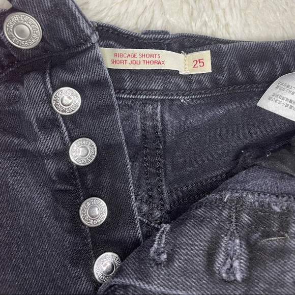 high waisted button up black Jean shorts from Levis - Picture 3 of 3